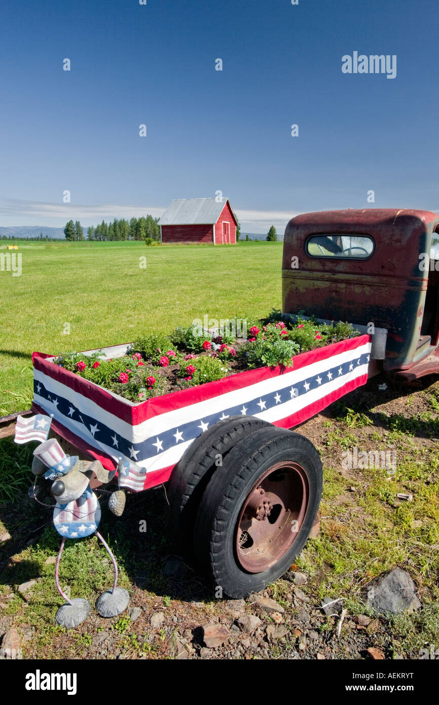 Alter Lkw mit Blumen und Scheune in der Nähe von Flora Oregon Stockfoto