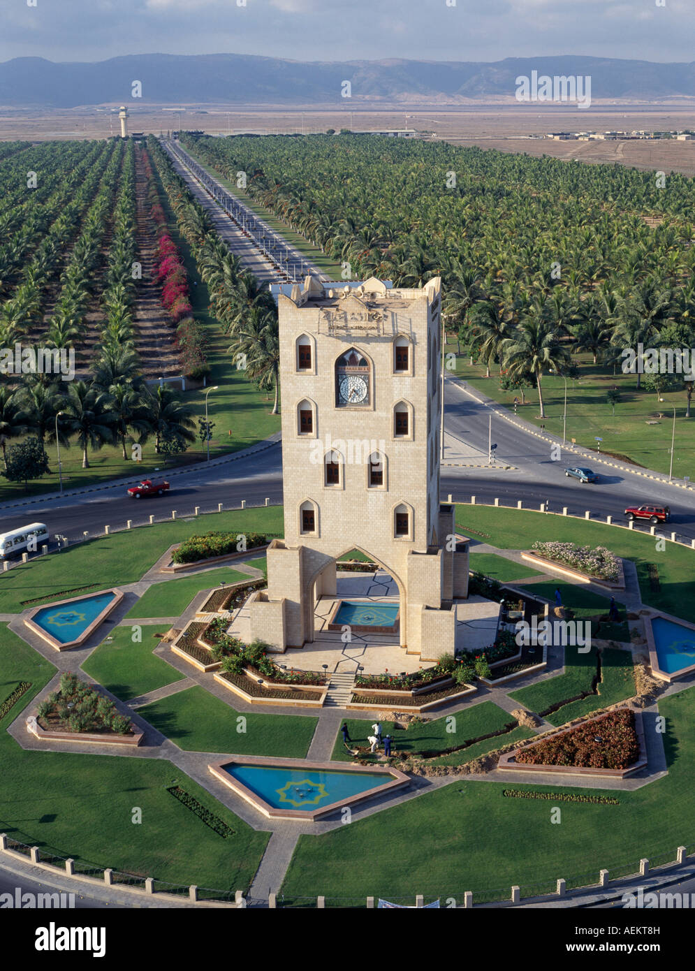 UAE Vereinigte Arabische Emirate Nahost Golf Staat Oman Salalah Uhrturm  Kreisverkehr mit den Linien der Dattelpalmen, Wüste Stockfotografie - Alamy