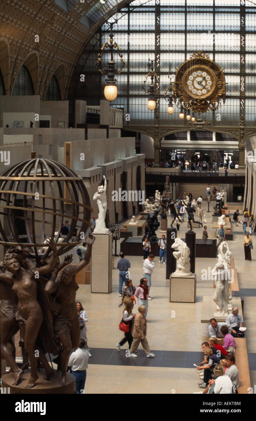 Frankreich-Ile de France Paris Musee d ' Orsay Innenraum Besucher wandern unter Skulptur innen große Galerie mit alte Bahnhofsuhr Stockfoto