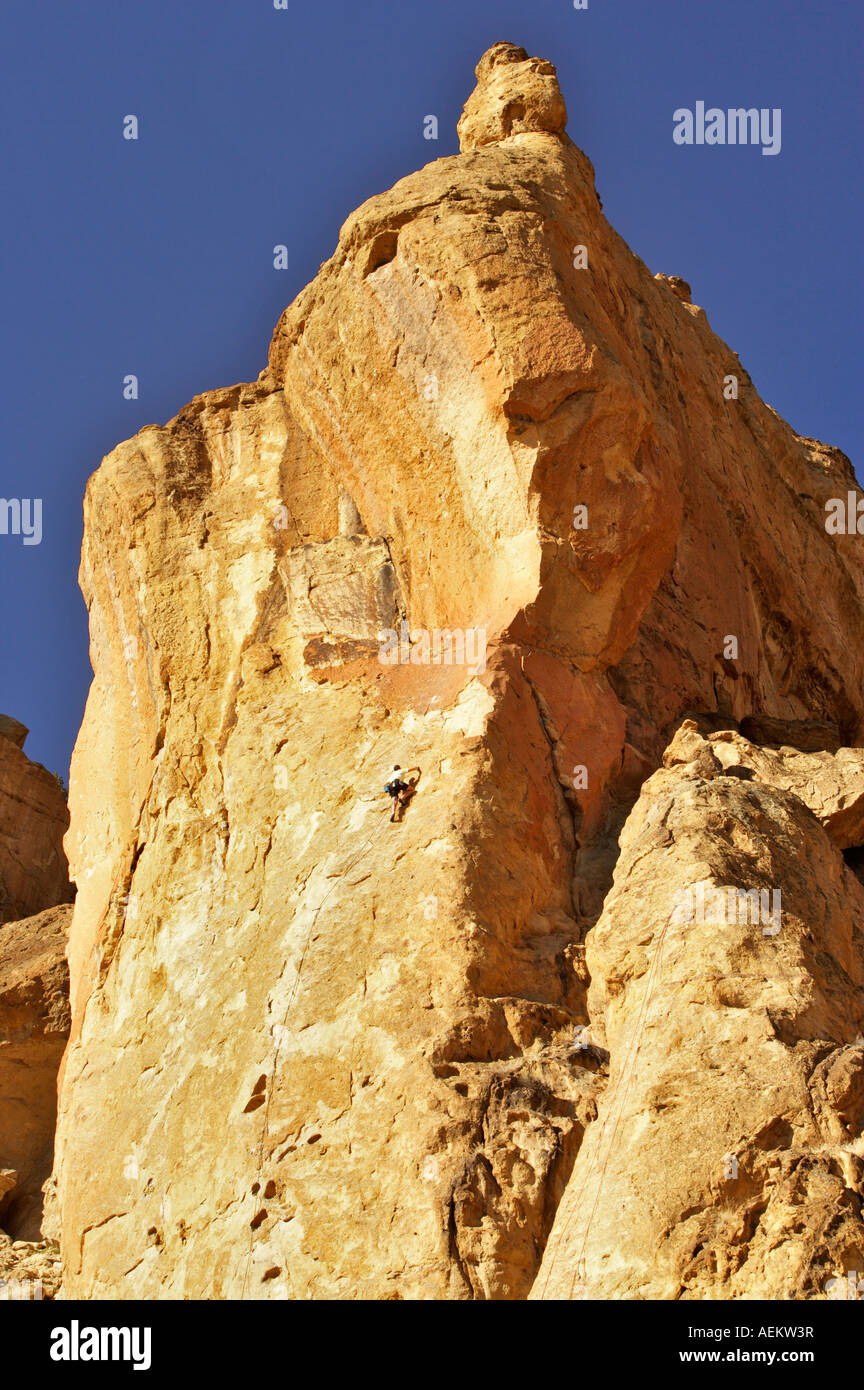 Kletterer hinauf Felswand Smith Rock State Park Central Oregon Stockfoto