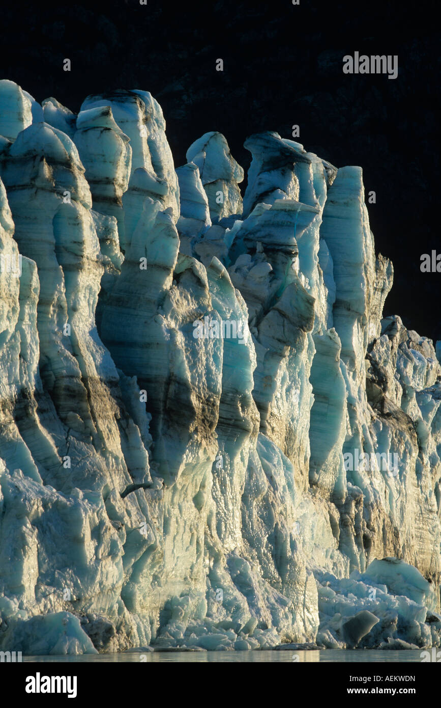 USA Alaska Glacier Bay Nationalpark Einstellung Sommer Sonne leuchten blaue Eis Gesicht Lamplugh Gletscher am Sommerabend Stockfoto