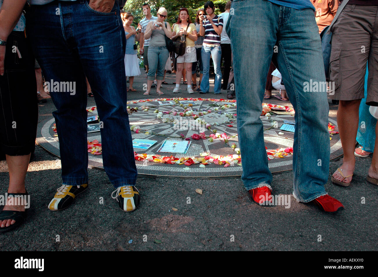 Beatles-Fans versammeln sich am Strawberry Fields im Central Park, Paul McCartney s 64. Geburtstag feiern Stockfoto