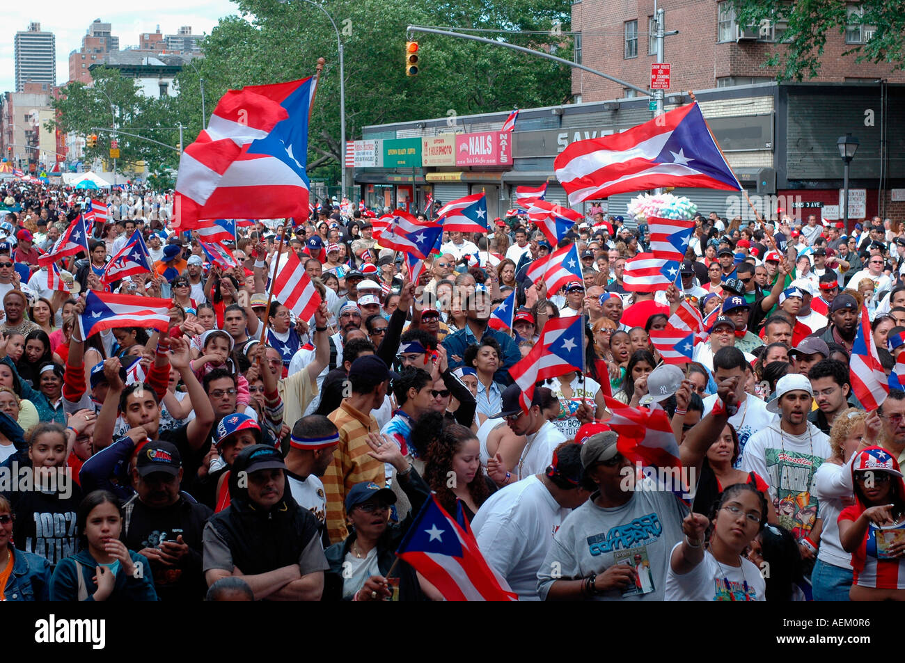 Tausenden jam Spanish Harlem für den Osten 116 Street Festival vor der Puerto Rican Day Parade Stockfoto