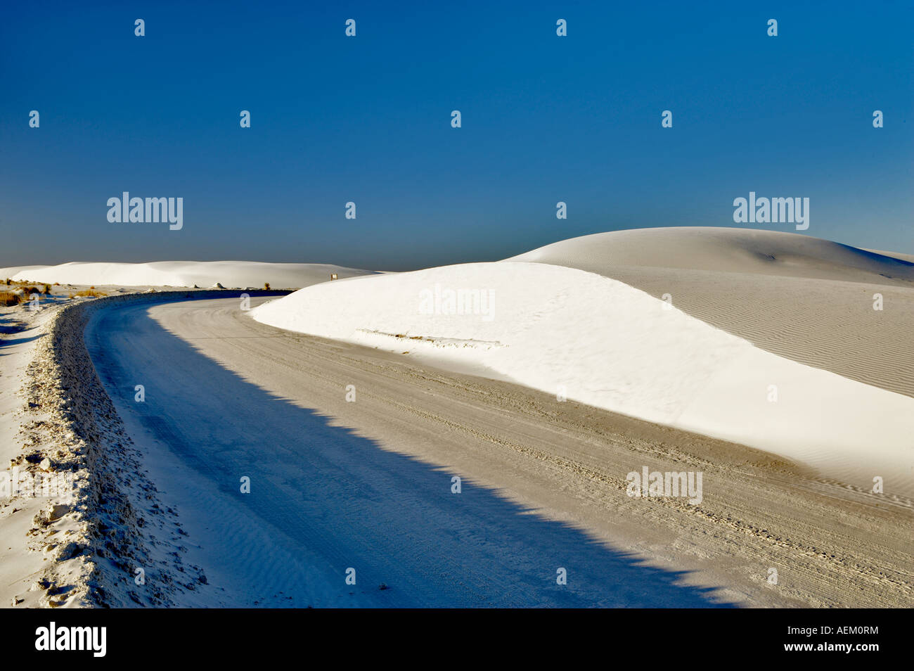 Straße durch Dünen White Sands National Monument New Mexico Stockfoto