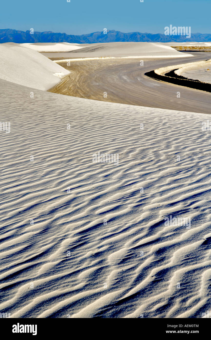 Straße durch Dünen White Sands National Monument New Mexico Stockfoto