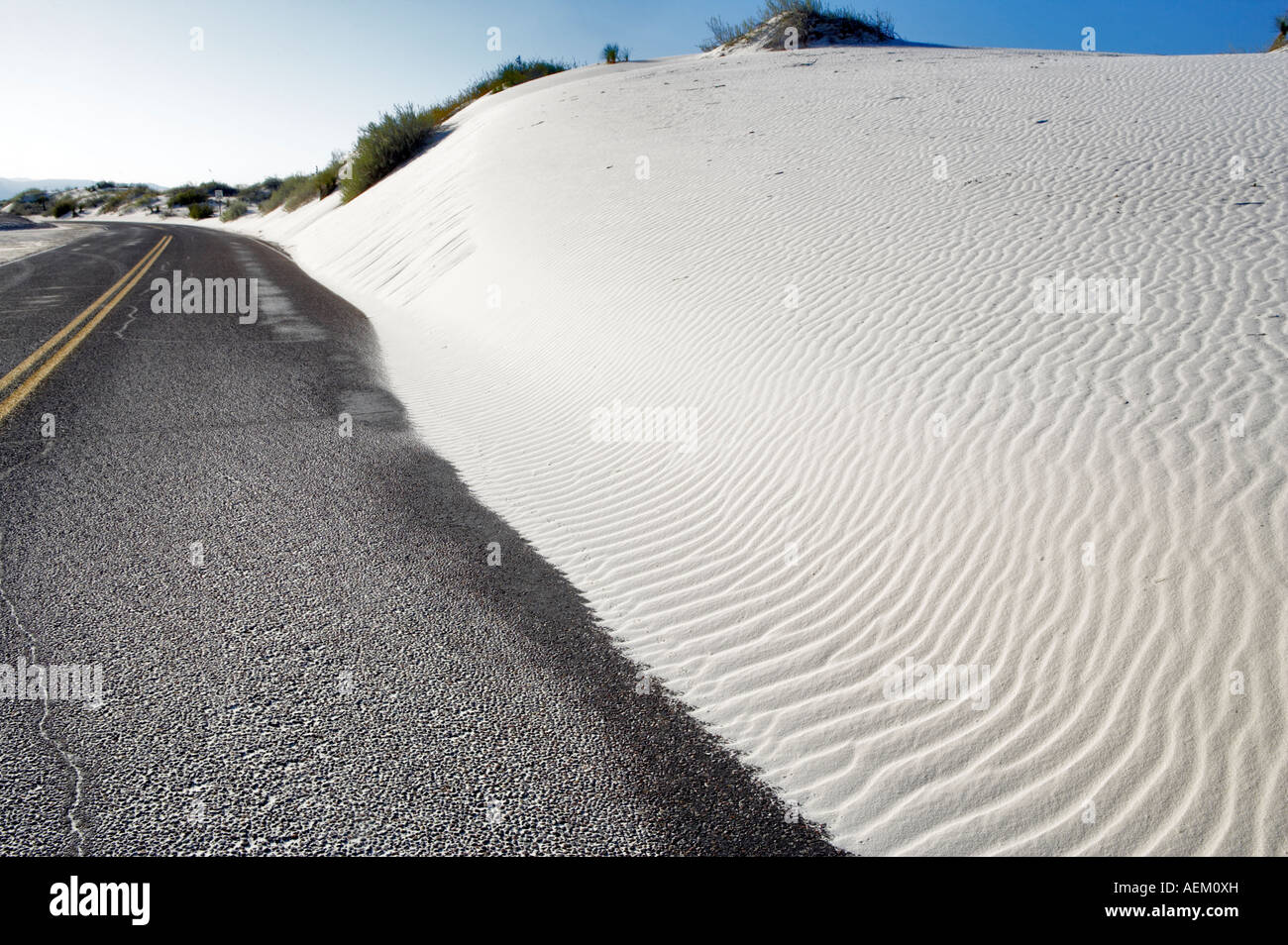 Straße durch Dünen und Sand unterwegs White Sands National Monument New Mexico Stockfoto