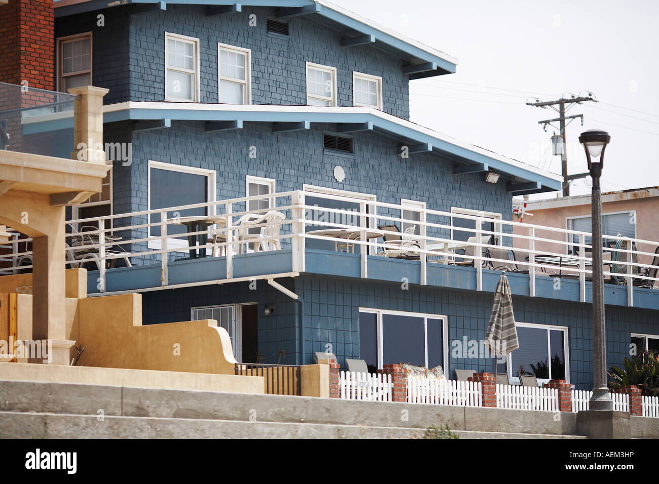 Blue Home mit Blick auf Wasser in Manhattan Beach, Los Angeles County, Kalifornien, USA Stockfoto