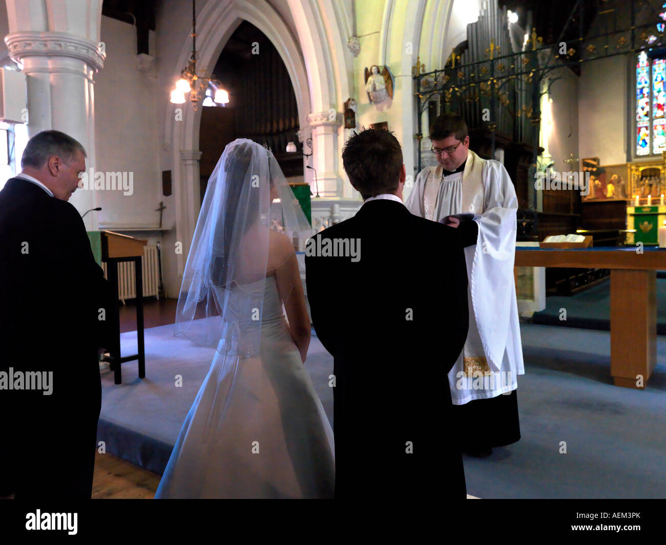 Vater geben Braut entfernt an einer anglikanischen Hochzeit Surrey England Stockfoto