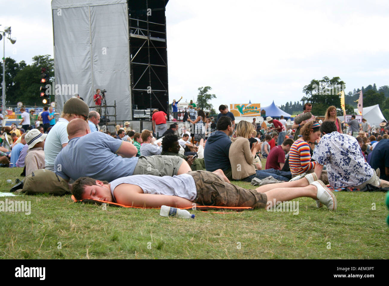 Junger Mann schlafen auf der Wiese bei der "big Chill" Musikfestival, Eastnor, England. 2007 Stockfoto