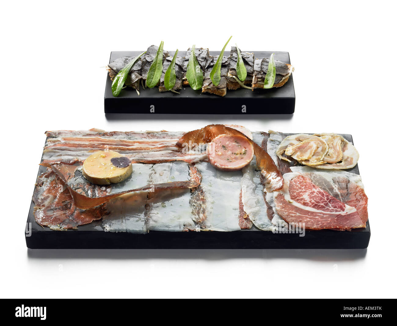 Wurstwaren mit Gänseleber-Terrine Schweinefleisch Pastete Sellerie Remoulade und Sommertrüffel Stockfoto