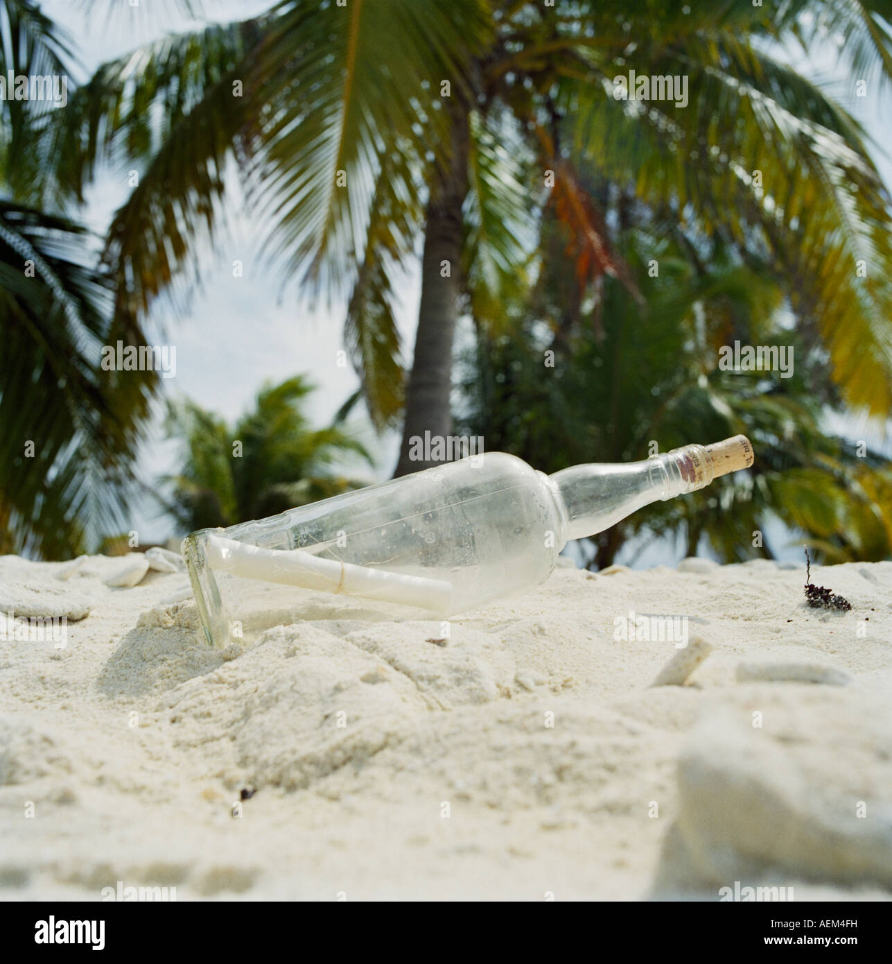 Eine Flaschenpost in den Sand an einem tropischen Strand. Stockfoto