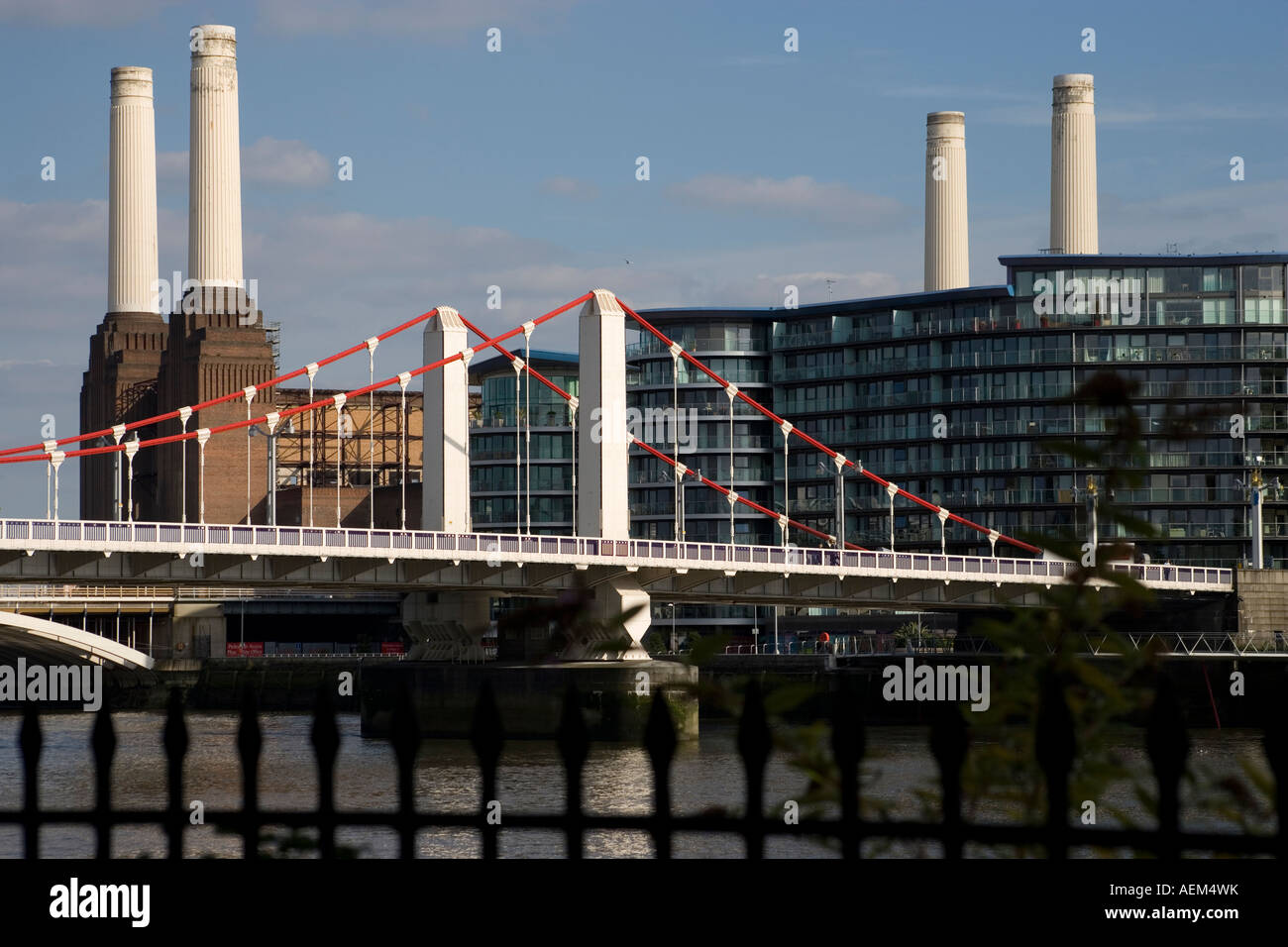 Chelsea Brücke und Battersea Power Station Fluss Themse London England Stockfoto