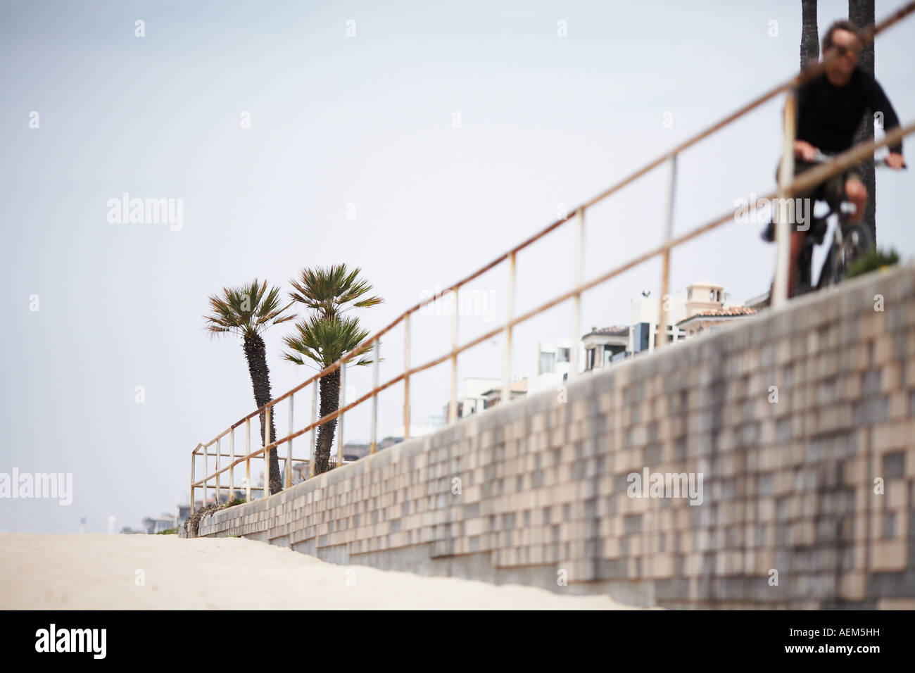 Biker auf dem Strand Gehweg in Manhattan Beach, Los Angeles County, Kalifornien, USA Stockfoto