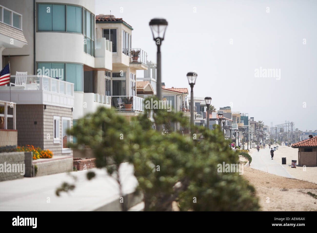 Strandhäuser entlang der Strand Gehweg in Manhattan Beach, Los Angeles County, Kalifornien, USA Stockfoto