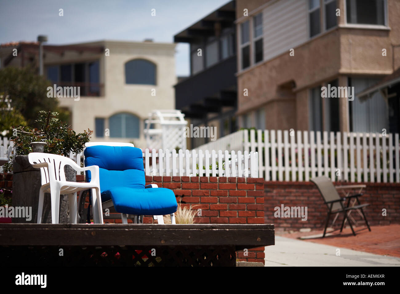Blauer Stuhl mit Terrasse in Manhattan Beach, Los Angeles County, Kalifornien, USA Stockfoto