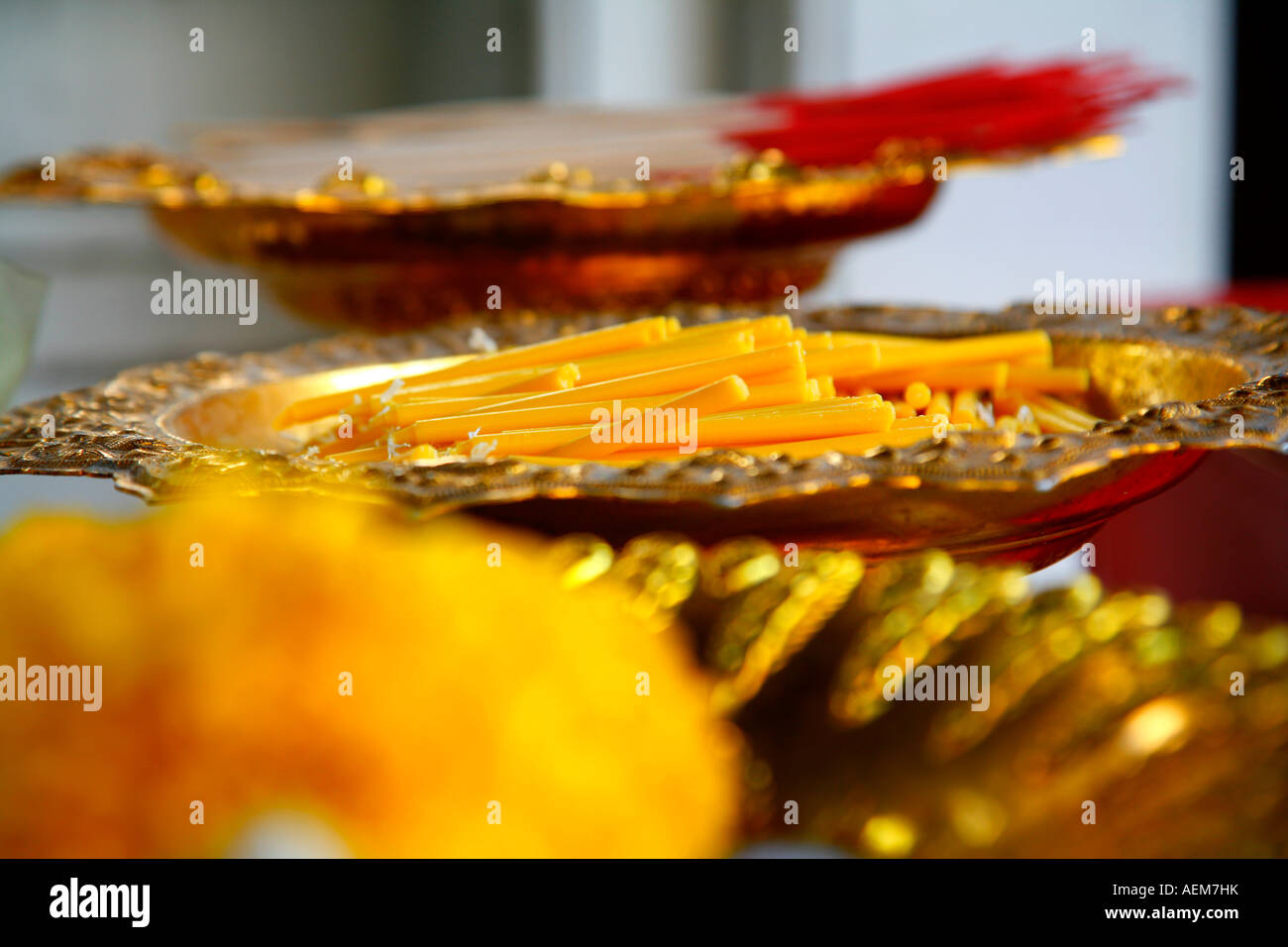 Gebet Kerzen und Angebote, Wat Chana Songkram, Bangkok, Thailand Stockfoto