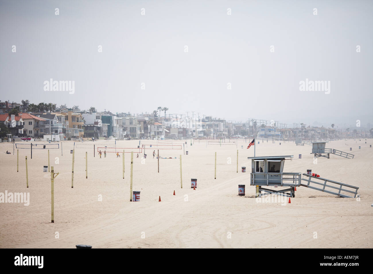 Volleyball-Netze mit Strandwache in Manhattan Beach, Los Angeles County, Kalifornien, USA Stockfoto