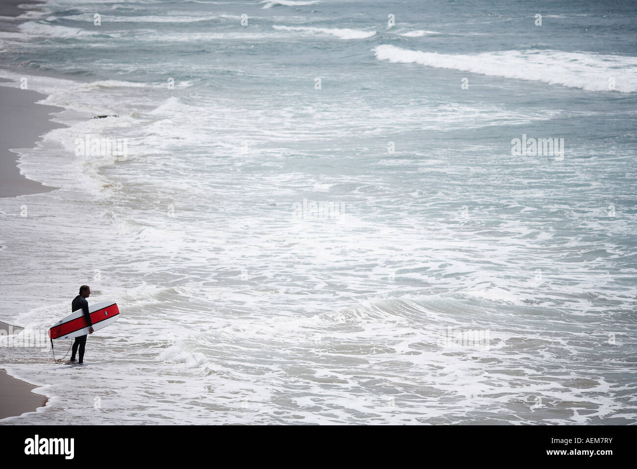 Surfer, die in Wasser in Manhattan Beach, Los Angeles County, Kalifornien, USA Stockfoto