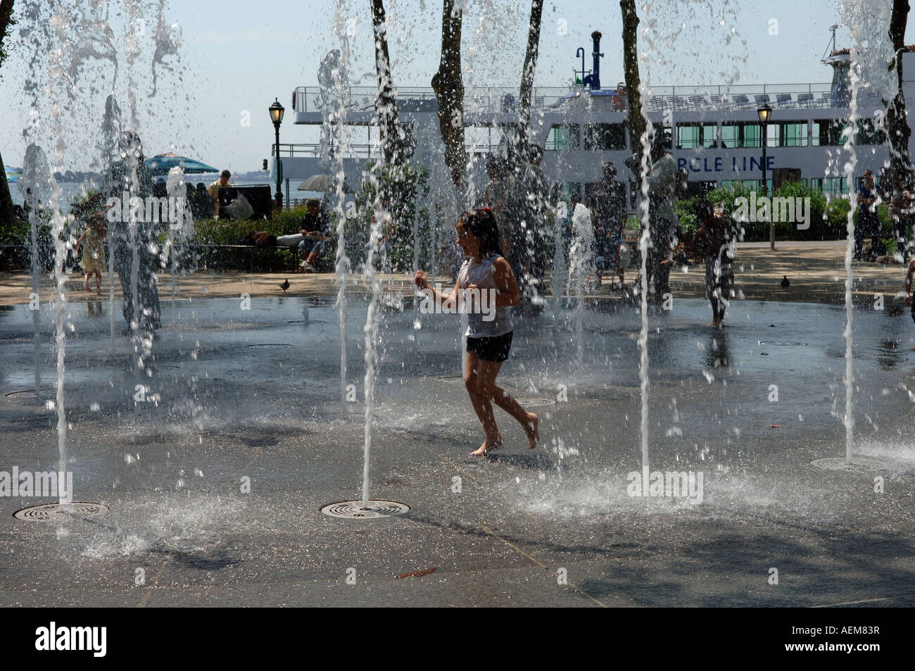 Kinder spielen in einem Brunnen im Battery Park in New York City Stockfoto