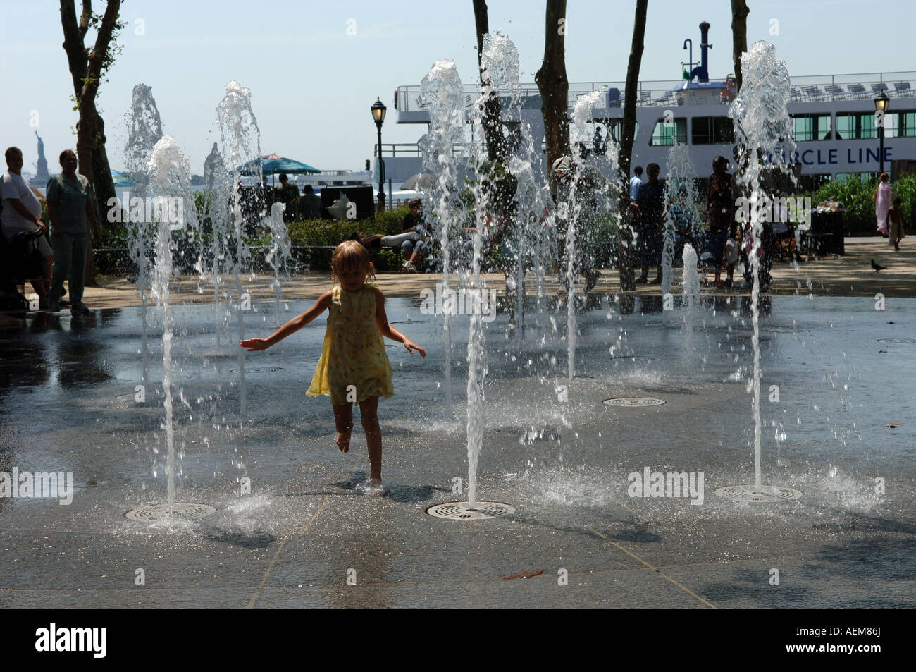 Kinder spielen in einem Brunnen im Battery Park in New York City Stockfoto