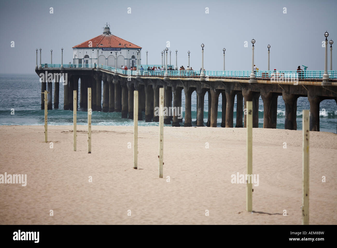 Pier mit Volleyball-Netze in Manhattan Beach, Los Angeles County, Kalifornien, USA Stockfoto