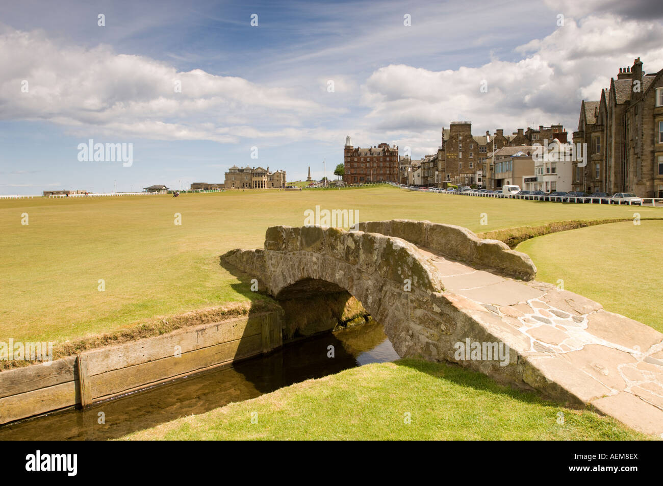 St. Andrews, Schottland. Den alten Golfplatz. Die Swilken-Brücke auf das 18. Loch. Stockfoto