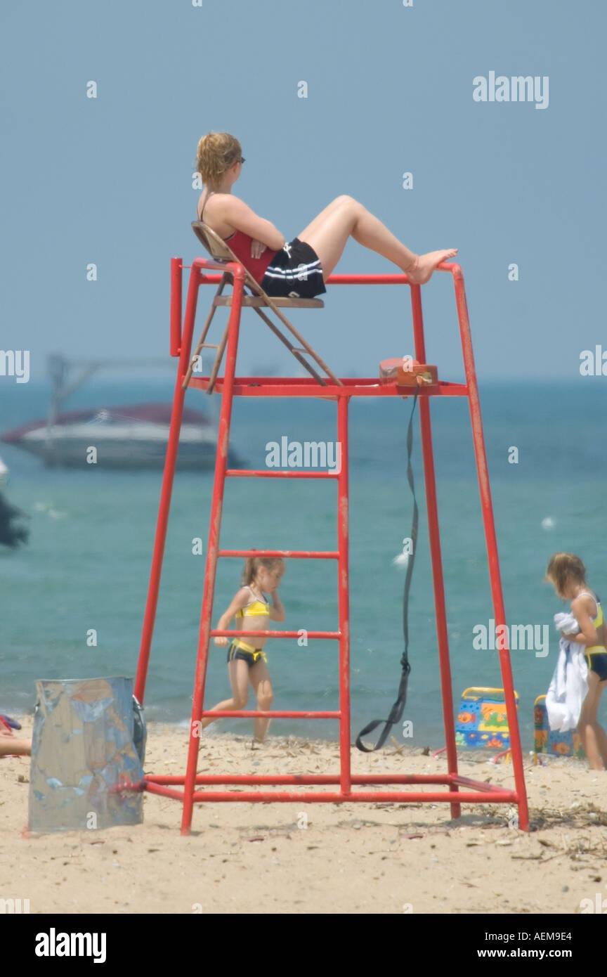 Männliche und weibliche Leibgarde schützen Schwimmer an einem öffentlichen Strand in Port Huron, Michigan Stockfoto