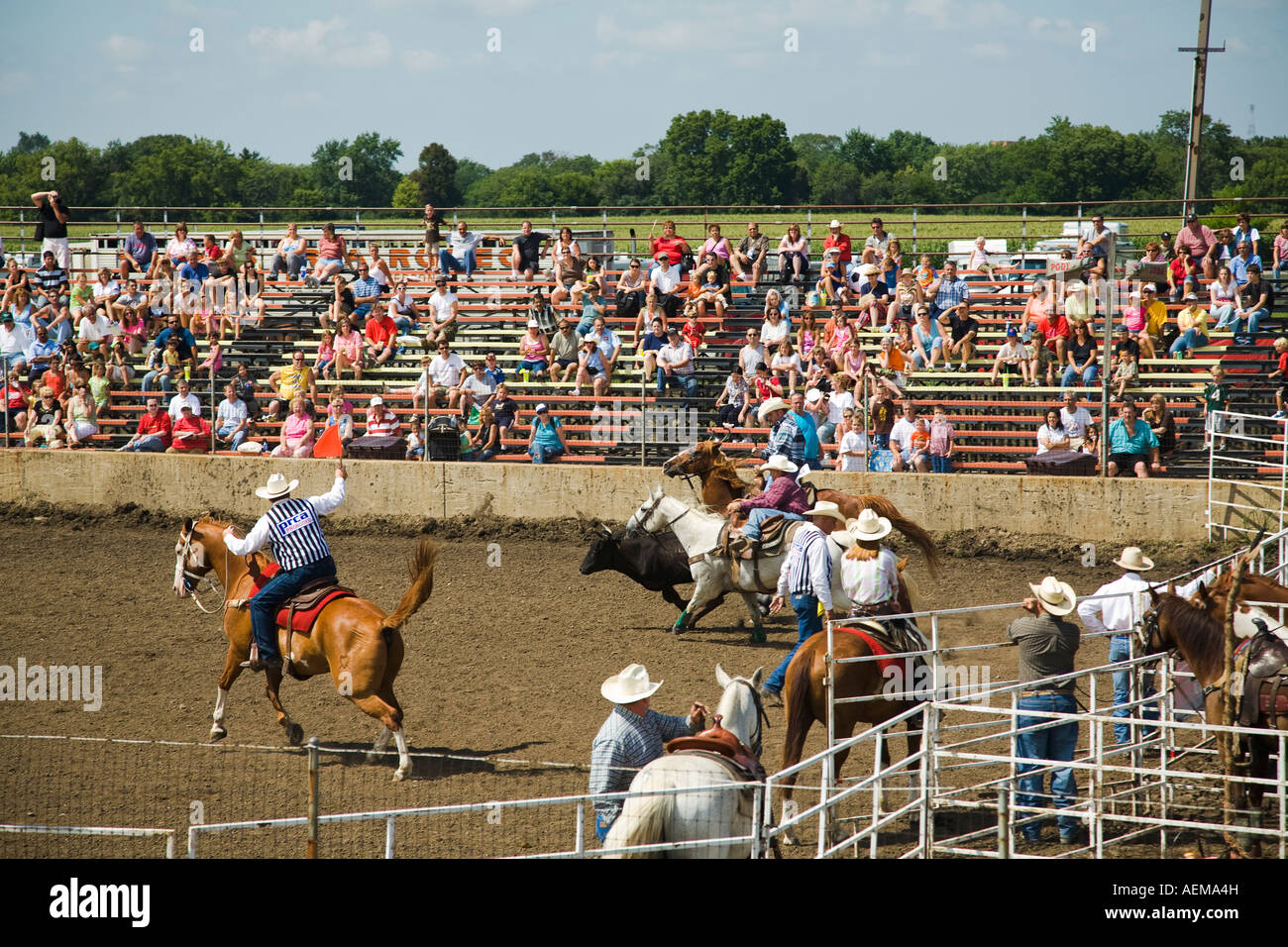 ILLINOIS Grayslake Kalb binden Rodeo-Veranstaltung am Lake County Fair Zuschauer Tribüne Pferde und Reiter im ring Stockfoto