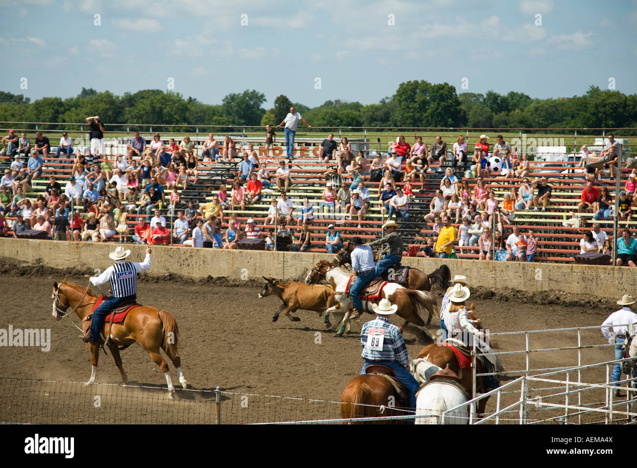 ILLINOIS Grayslake Kalb binden Rodeo-Veranstaltung am Lake County Fair Zuschauer Tribüne Pferde und Reiter im ring Stockfoto