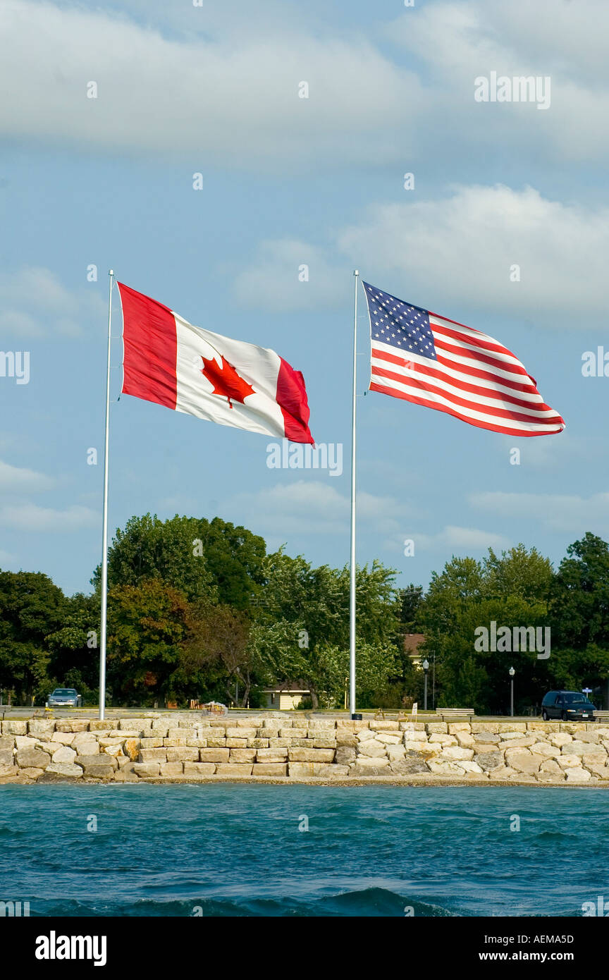 Die amerikanischen und kanadischen Flagge nebeneinander in Port Huron, Michigan und Sarnia, Ontario Kanada Stockfoto