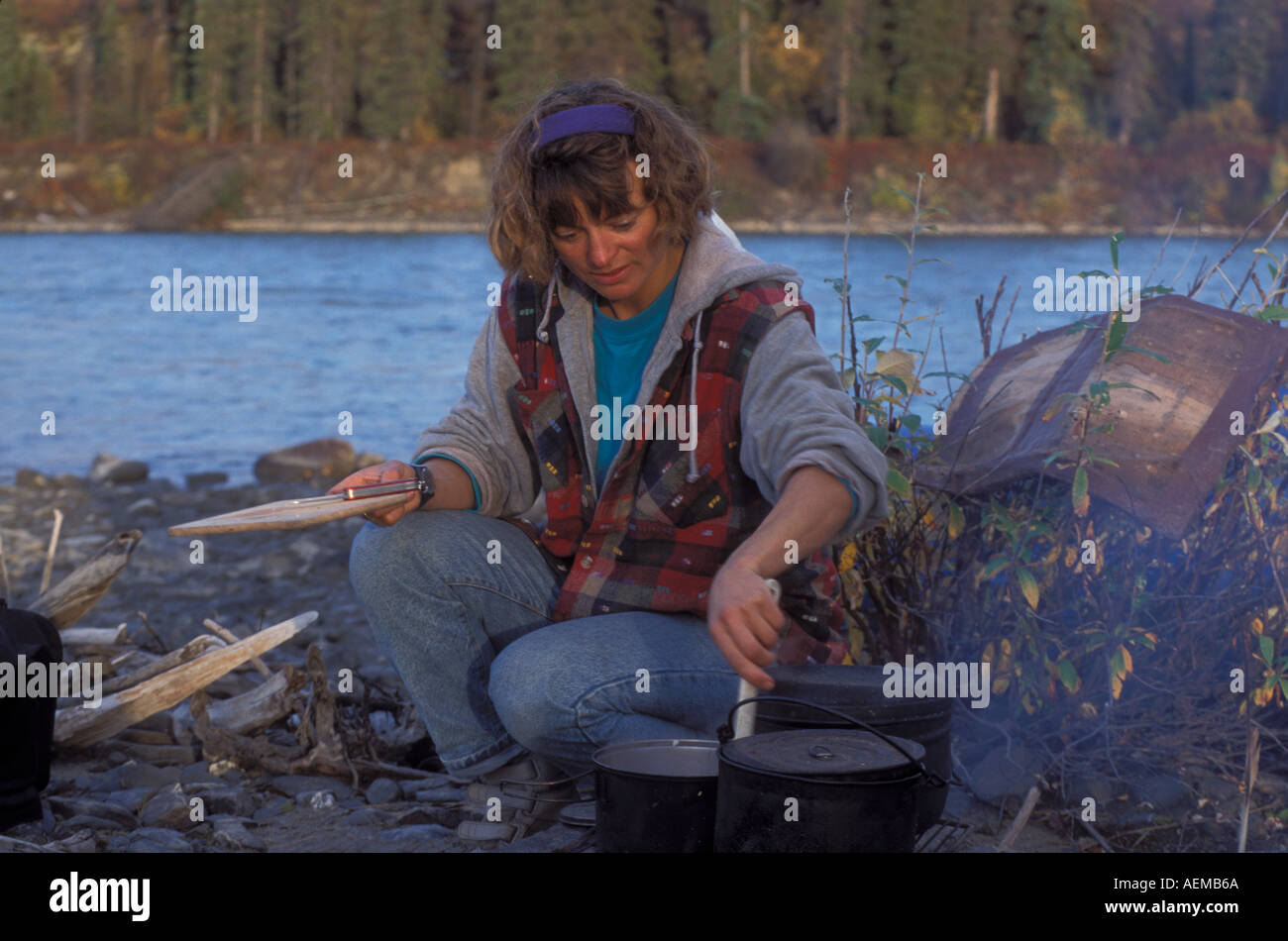 Frau, Kochen am Lagerfeuer im Wildniscamp entlang Stony River Alaska Stockfoto
