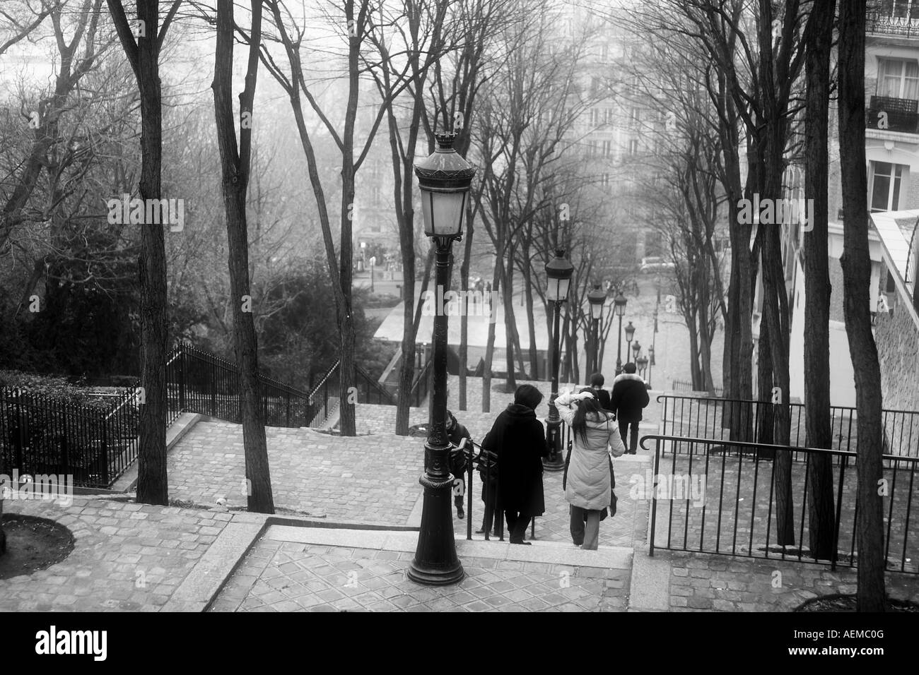 Auf der Suche nach unten die Treppe in das Viertel Montmartre 18. Arrondissement in Paris, Frankreich-Europa Stockfoto