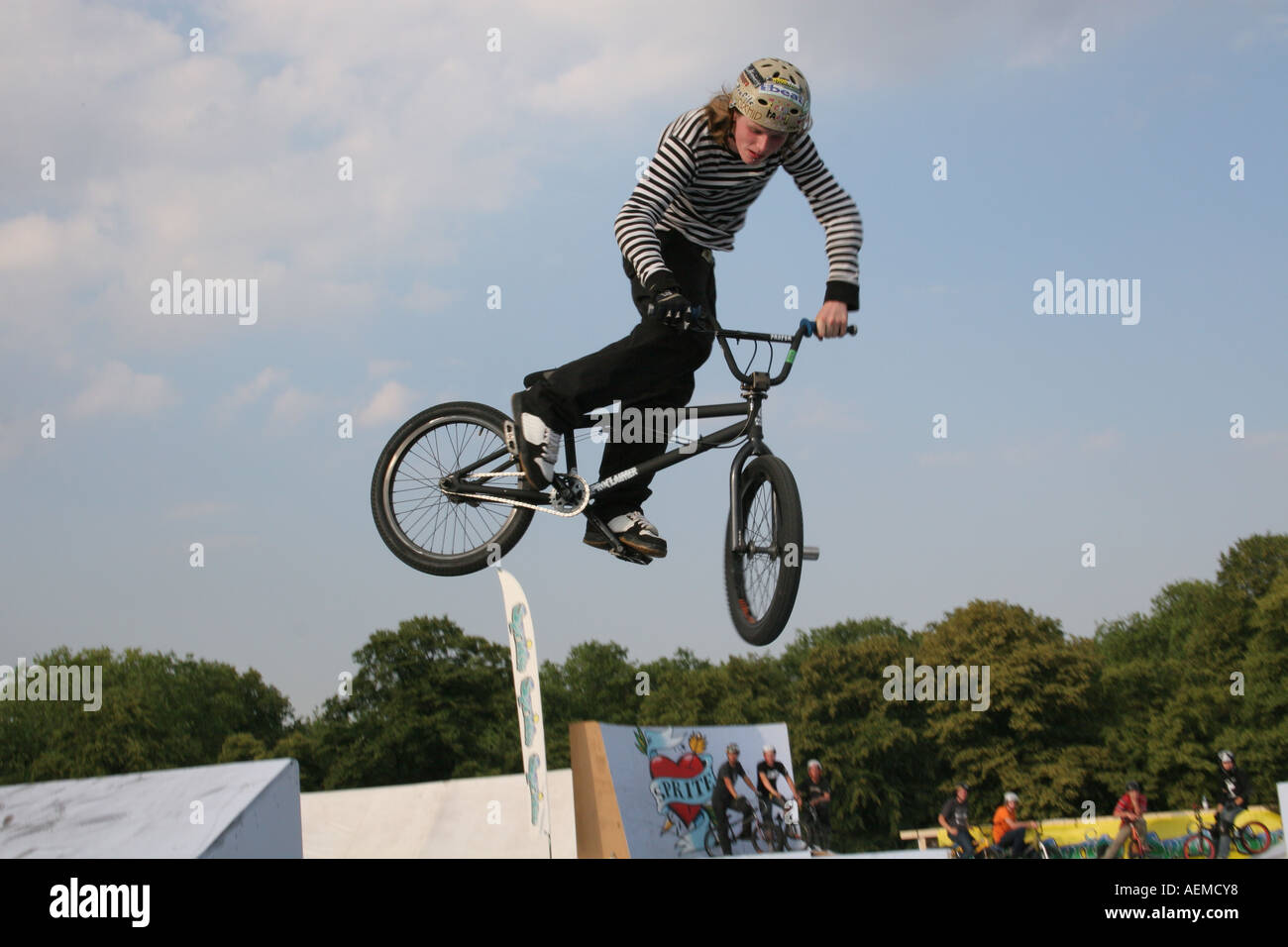 BMX-Fahrer an der Sprite städtischen Spiele Clapham Common London Höhenflug Stockfoto