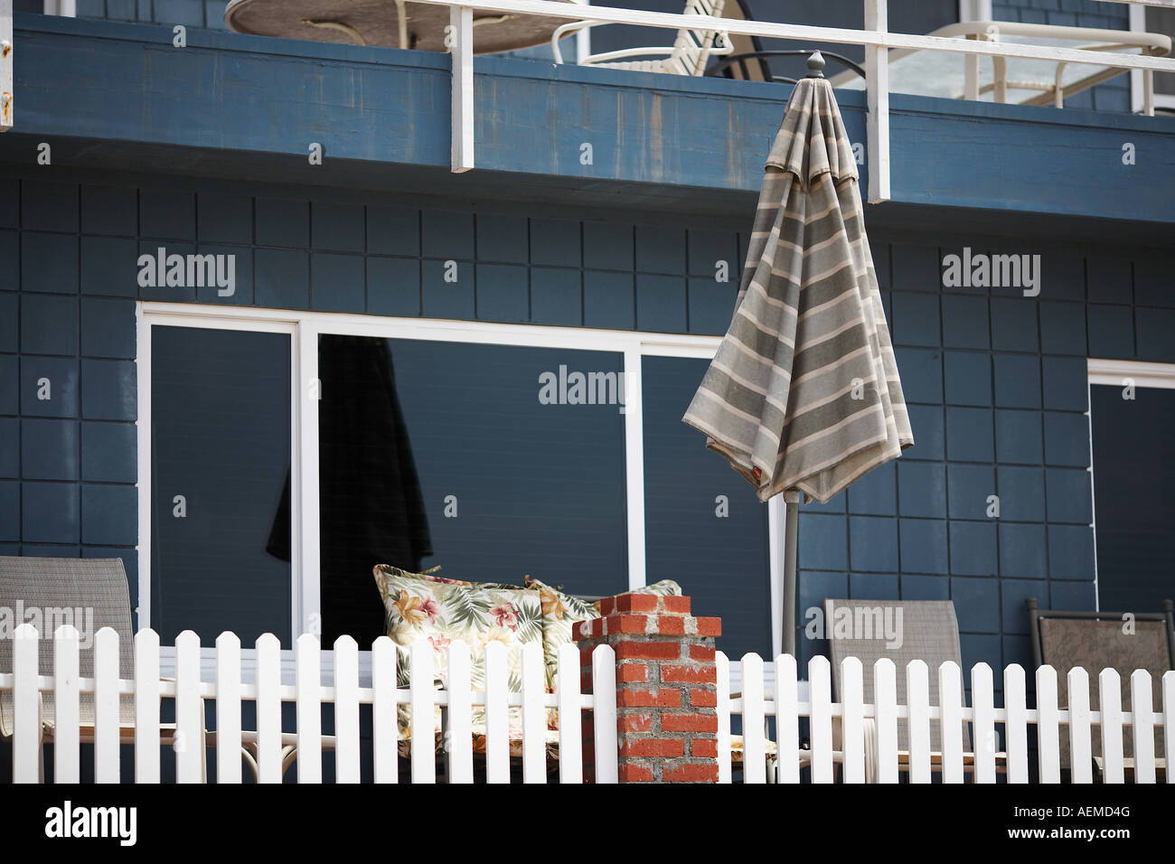 Blaues Haus mit Terrasse mit Blick auf Wasser in Manhattan Beach, Los Angeles County, Kalifornien, USA Stockfoto