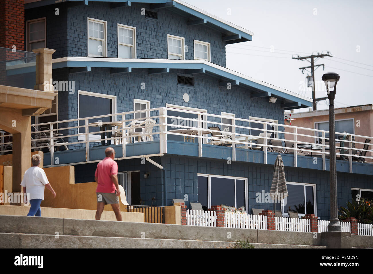 Paare, die durch am Strand in Manhattan Beach, Los Angeles County, Kalifornien, USA Stockfoto