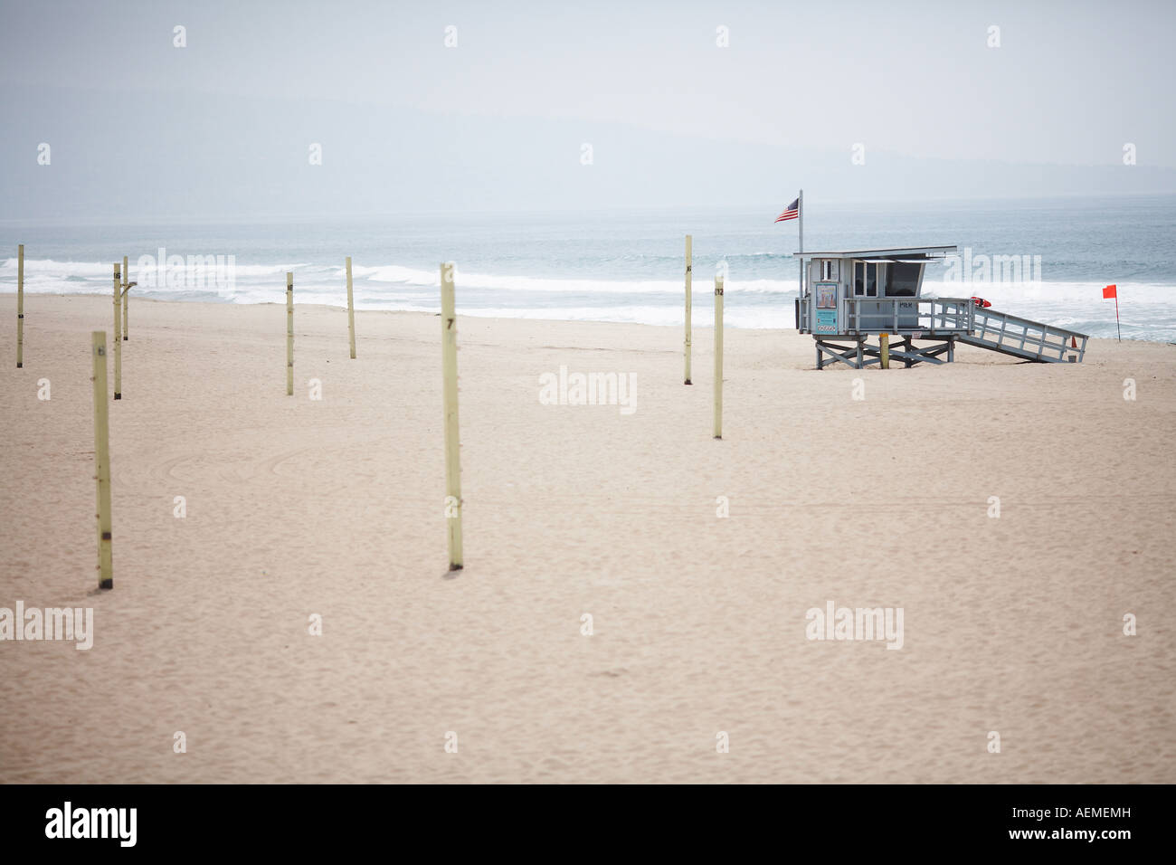 Strandwache mit Volleyball-Netze am Strand in Manhattan Beach, Los Angeles County, Kalifornien, USA Stockfoto