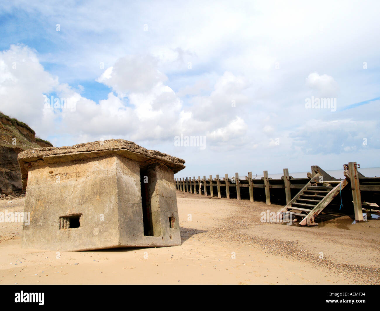 Weltkrieg 2 Bunker auf den Kopf am Fuß der Klippen happisburgh Norfolk East Anglia England Großbritannien Stockfoto