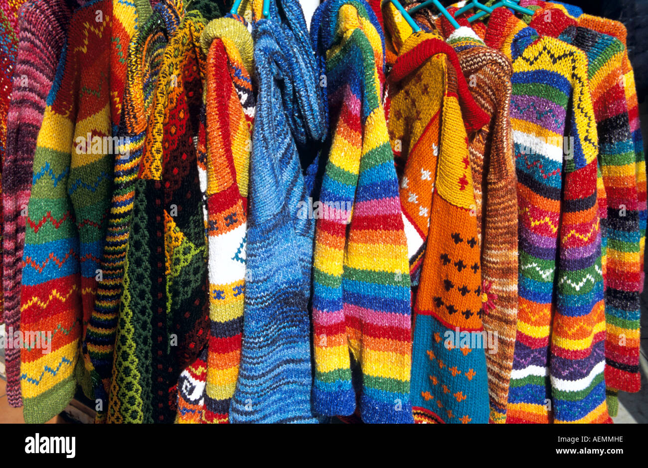 Bunte Strickmode zum Verkauf hängt außen Bekleidungsgeschäft, Inka Markt, Lima, Peru Stockfoto