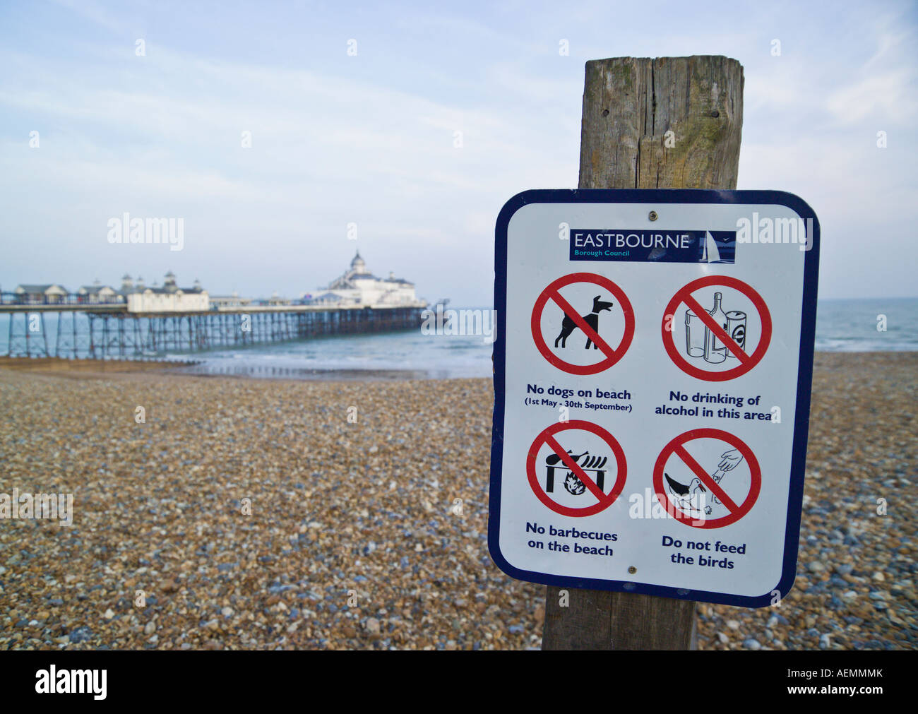 Melden Sie am Strand Eastbourne "East Sussex" England an Stockfoto