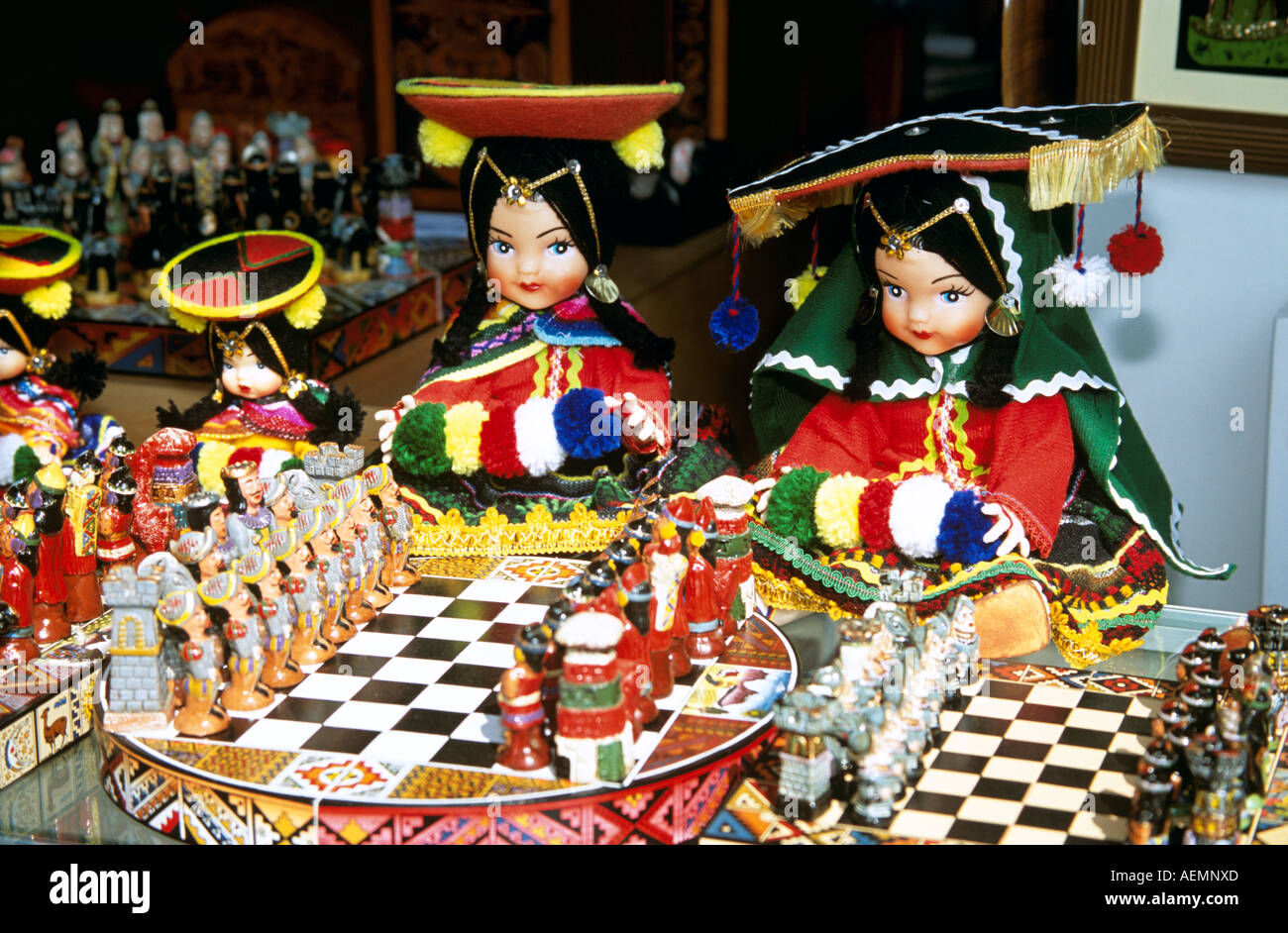 Bunten peruanischen Puppen in Kostüm und Schach sets außerhalb Geschenk  Shop, indischen Markt, Lima, Peru Stockfotografie - Alamy