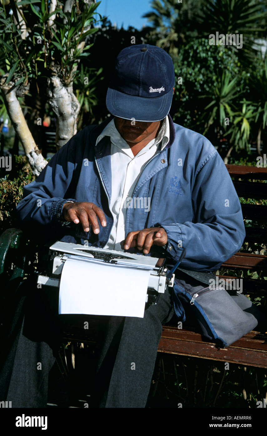 Mann, die Eingabe auf Reiseschreibmaschine, Plaza de Armas, Arequipa, Peru Stockfoto