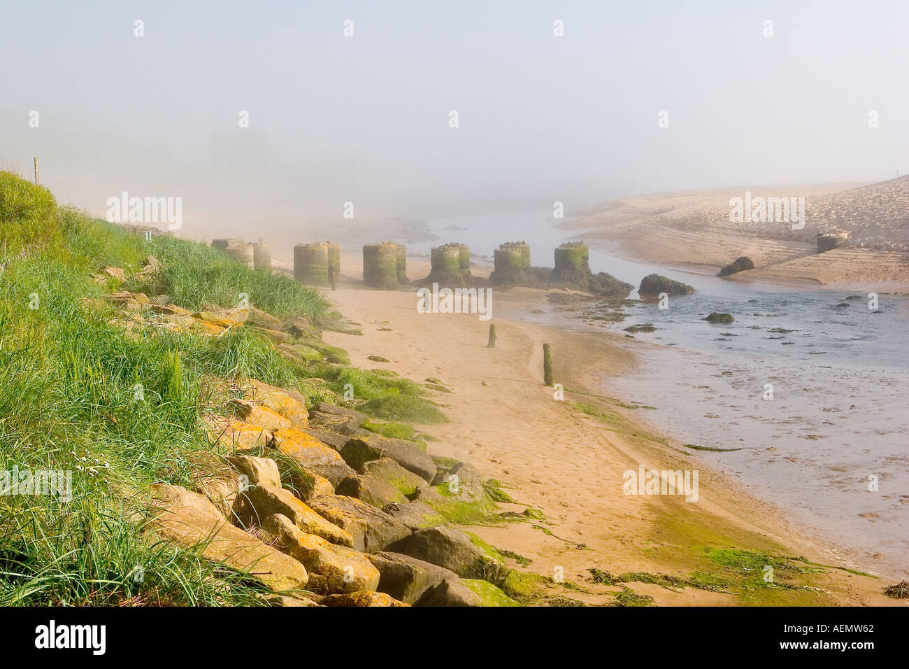 Sandstrand Flussmündung und schottische Küstenmeere Abwehr mehrerer runder Betonbastionen in Port Errol, Cruden Bay, Schottland, Aberdeenshire UK Stockfoto