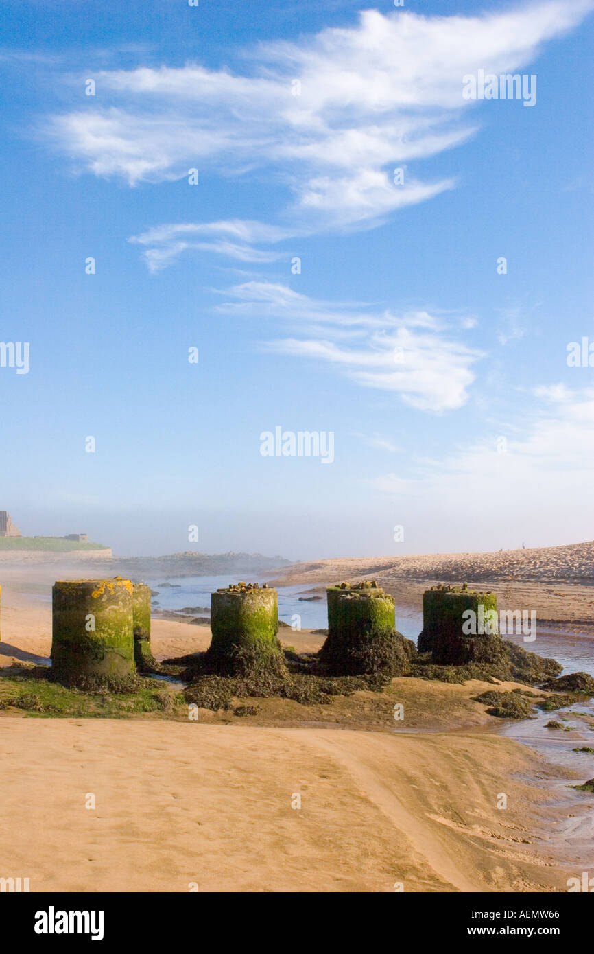 Sandstrand Flussmündung und schottische Küstenmeere Abwehr mehrerer runder Betonbastionen in Port Errol, Cruden Bay, Schottland, Aberdeenshire UK Stockfoto