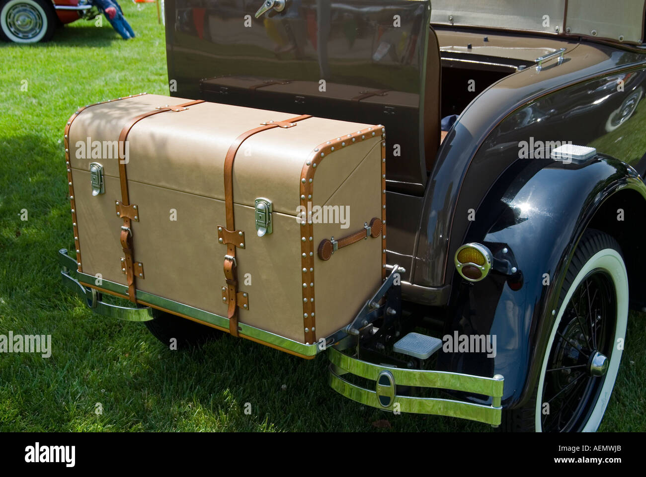 Back vintage automobile luggage trunk -Fotos und -Bildmaterial in hoher  Auflösung – Alamy