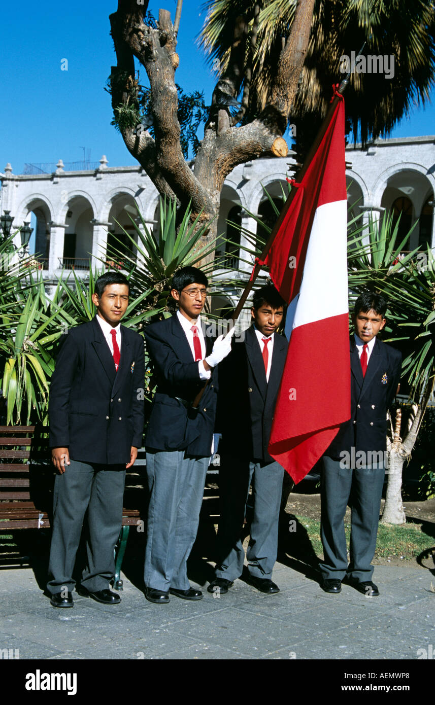 Schüler in uniform stehen mit peruanischen Flagge, Plaza de Armas, Arequipa, Peru Stockfoto