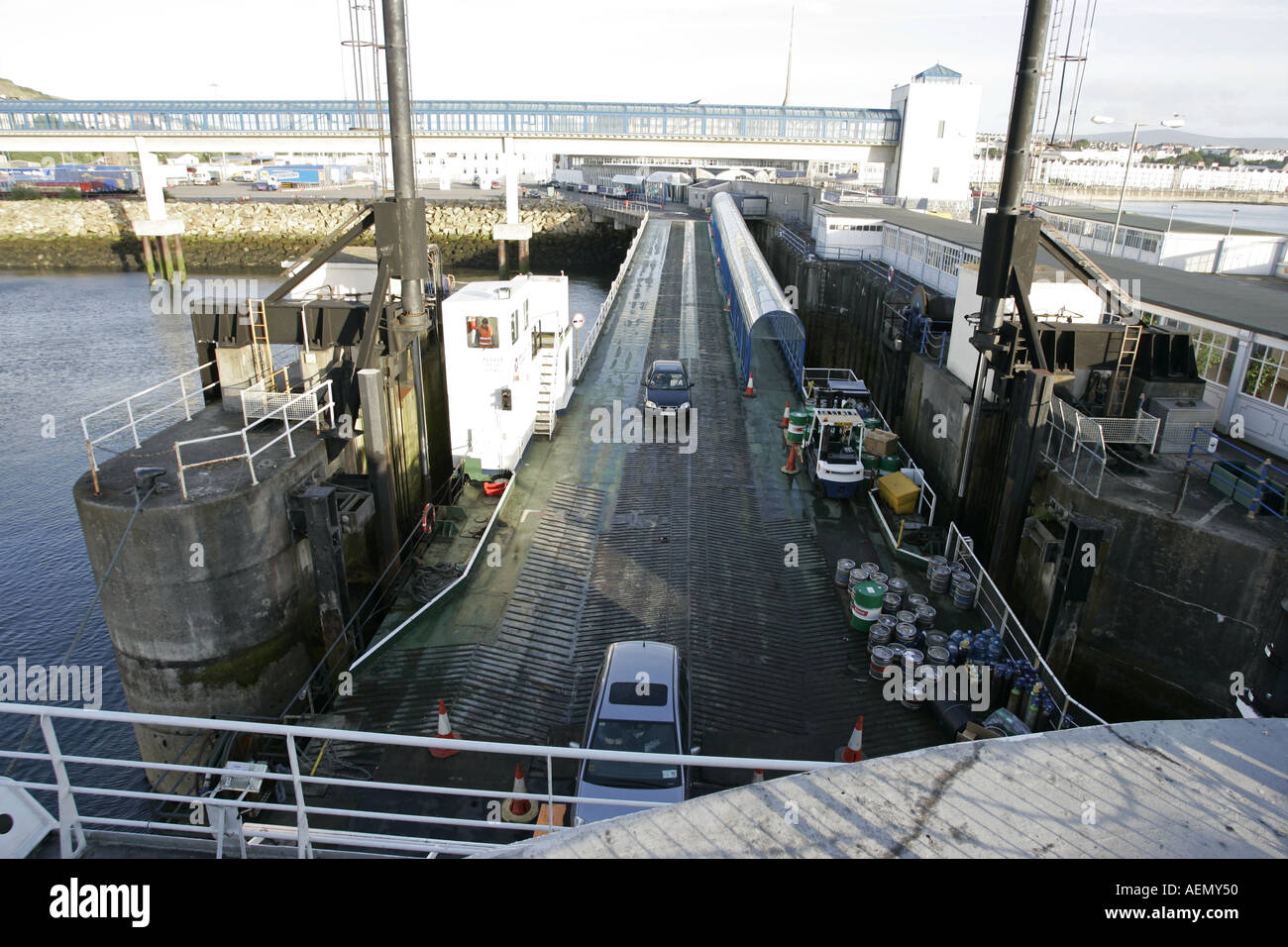 Autos, die das super Meer Katze Isle Of Man Steam Packet Unternehmen Schiff in Douglas Hafen Isle Of Man-IOM Stockfoto