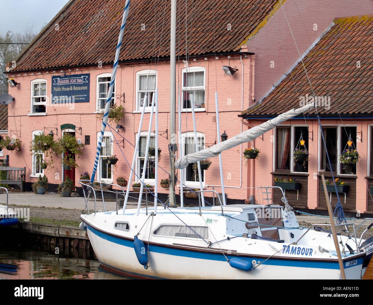Norfolk Sailing On Hickling Broad Stockfotos Norfolk Sailing On