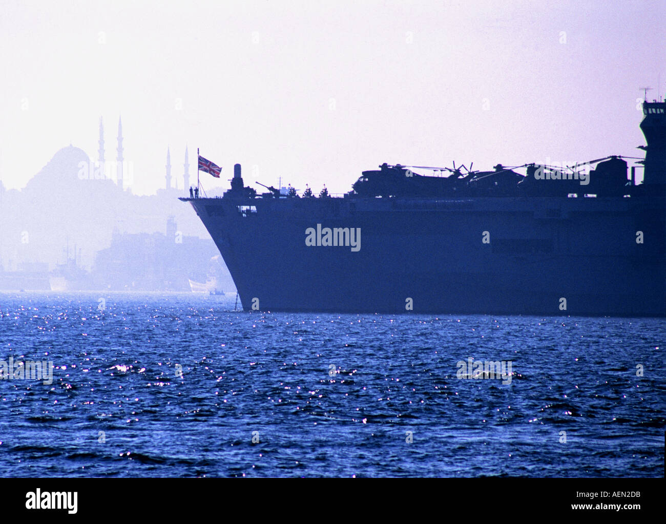 Union Jack an Bord ausgelöst wird, eine britische Marine - Marine Angriff Schiff mit Nebel gehüllt blaue Moschee von Istanbul im Hintergrund Stockfoto
