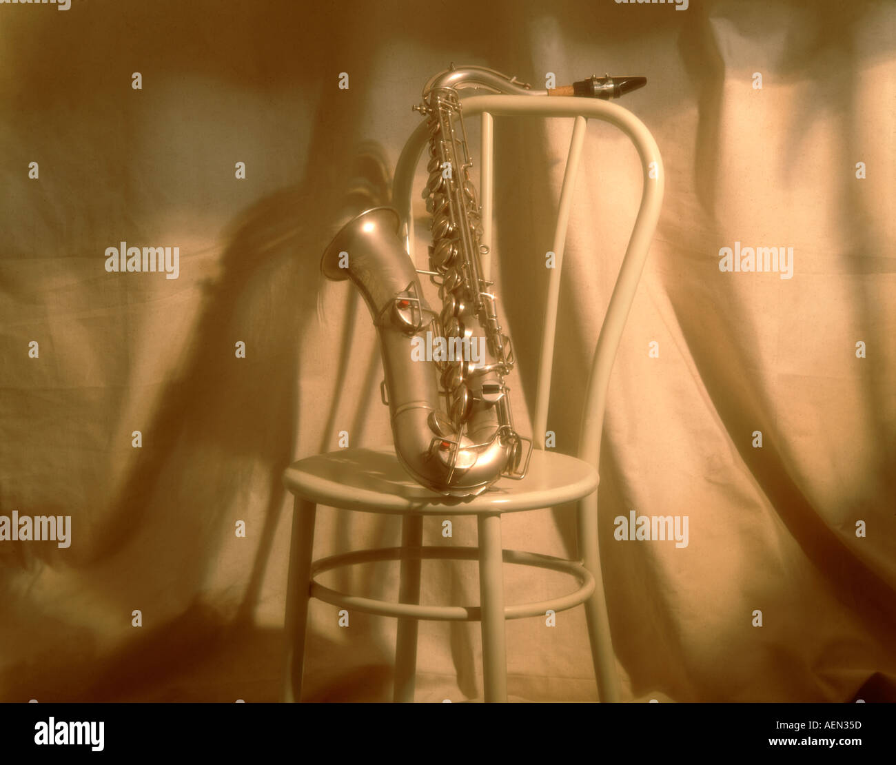 Stillleben mit Musikinstrumenten, Saxophon mit Stuhl Stockfoto