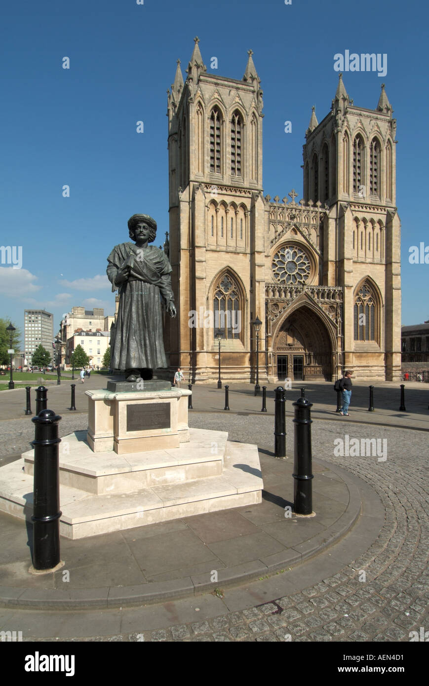Westfassade der Kathedrale von Bristol mit Statue des Rajah Rammohun Roy geformt von Niranjan Pradhan Stockfoto